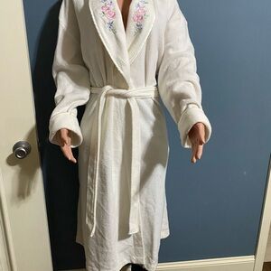 Vintage 90’s Women's White Floral Embroidered Fleece Robe